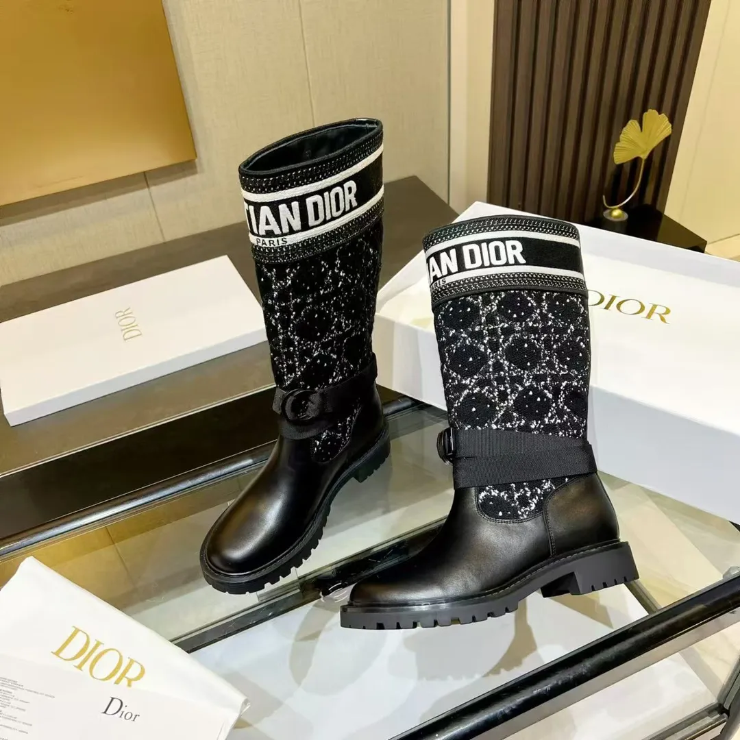 👟👟Ex-factory price 660👟👟 Dior color-blocking new autumn and winter boots high-top Dior CD 23ss autumn and winter latest high-definition poster style electric embroidery color-blocking letter logo round toe mid-calf women's boots Narnaxi's same low-heeled one-slip knight military boots original development top high-end version Material: Upper imported calfskin spliced with the latest imported technology electric embroidery fabric (not ordinary fly woven fabrics on the market) + water-dyed cowhide lining (not sheepskin lining on the market) + original molded TPU outsole + original molded letter buckle + the latest original box packaging at the counter Heel height: 3CM Size: 35-39 standard code (40.41 customization is not returnable)